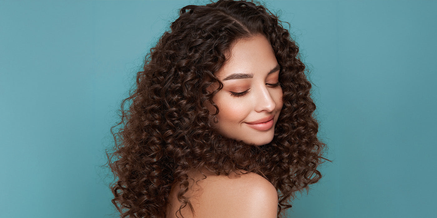 Lockenpflege ohne Hitze – definierte, gesunde Locken durch natürliche Haarpflege